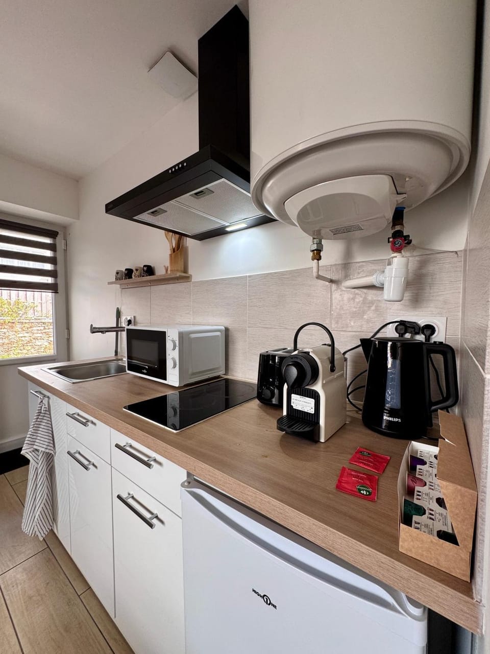 Coffee/tea facilities, Kitchen or kitchenette, stove, toaster
