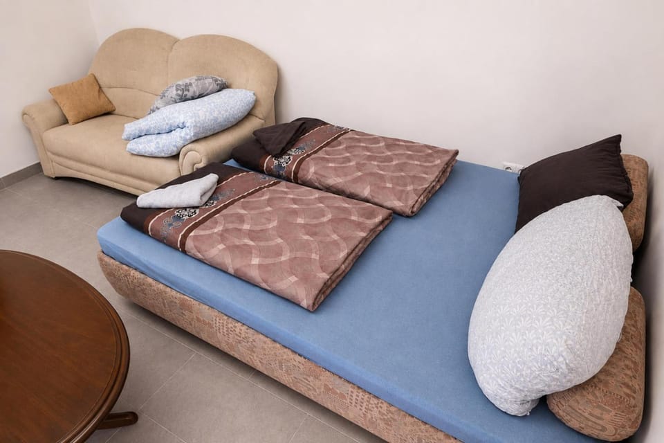 Bed, Seating area, Bedroom