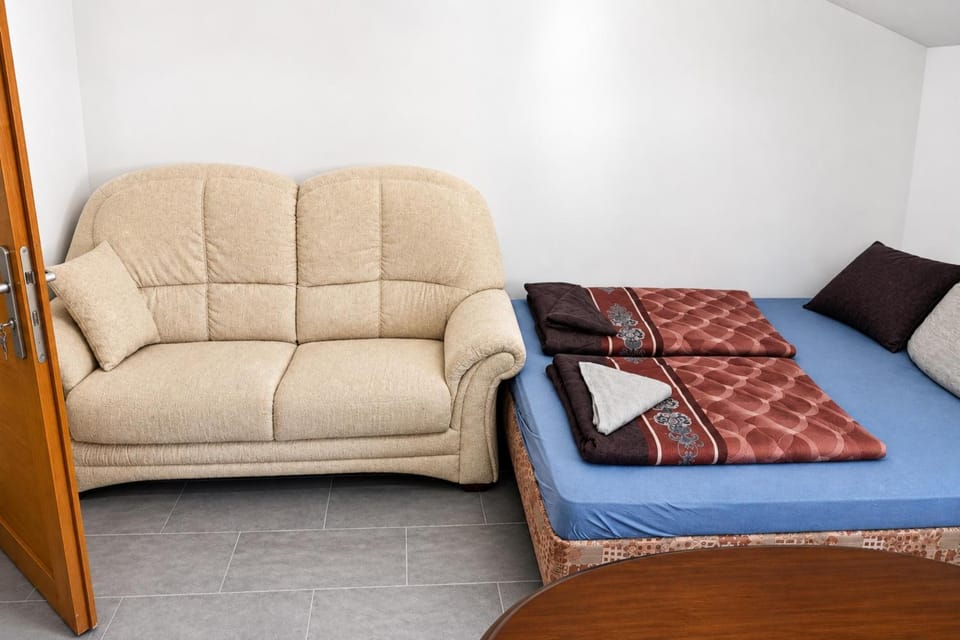 Bed, Seating area, Bedroom
