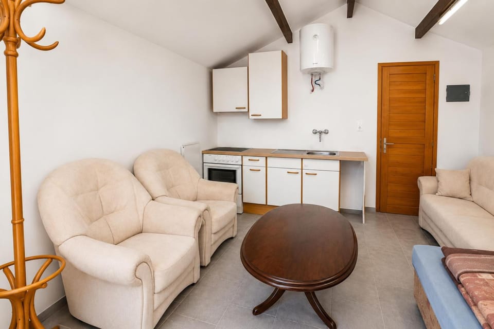 Kitchen or kitchenette, Seating area, Dining area, stove