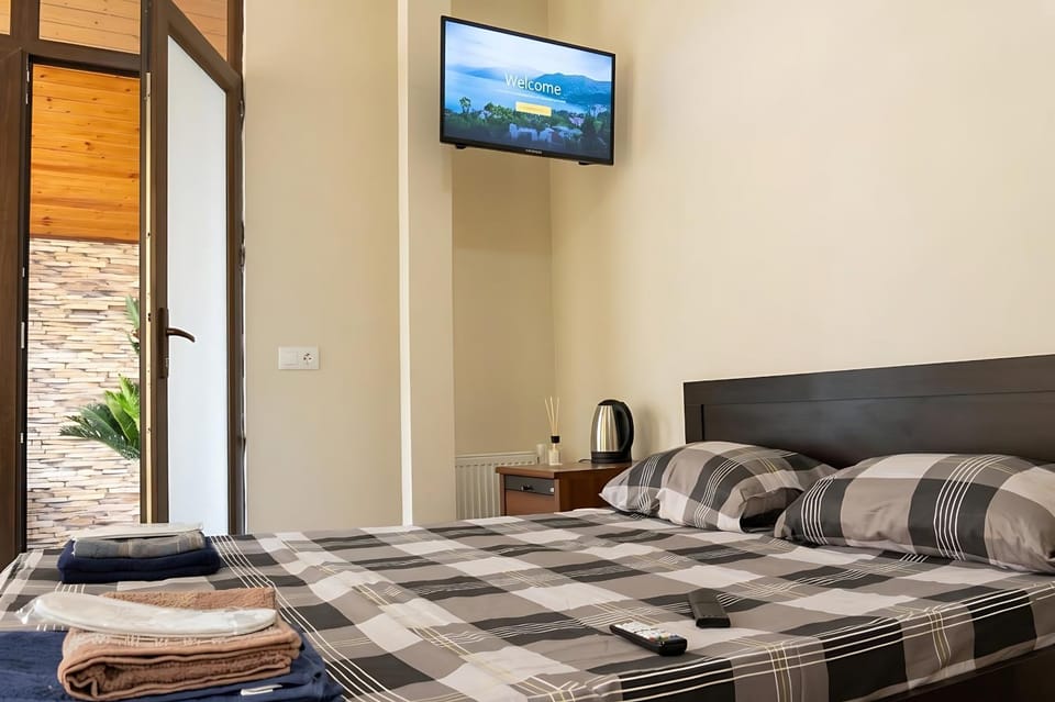 Bed, TV and multimedia, Photo of the whole room, Bedroom, towels