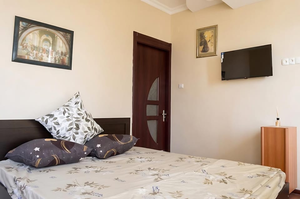 Bed, TV and multimedia, Bedroom
