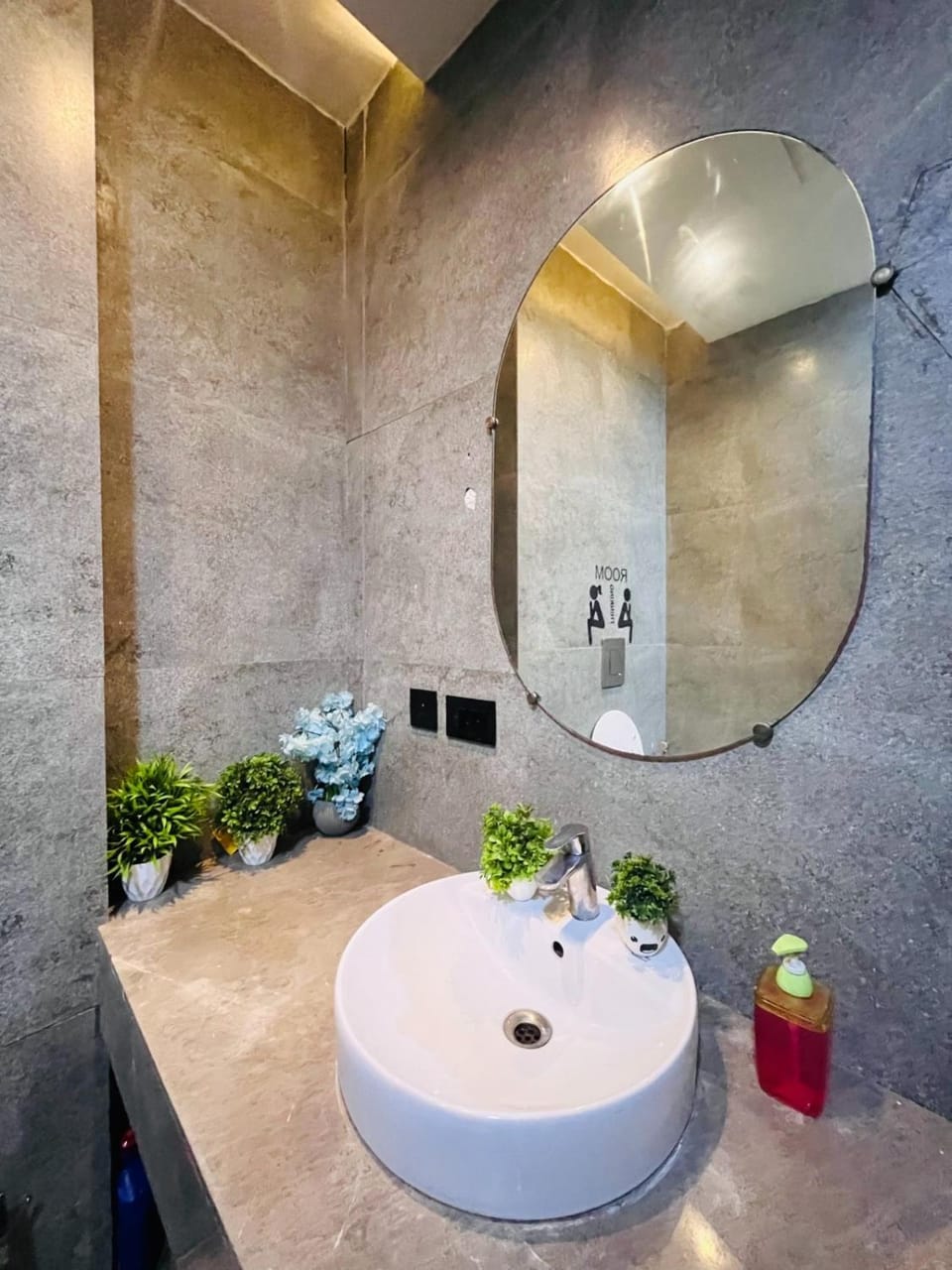 Lovely Economic charming room in sapphire Apartment in Noida