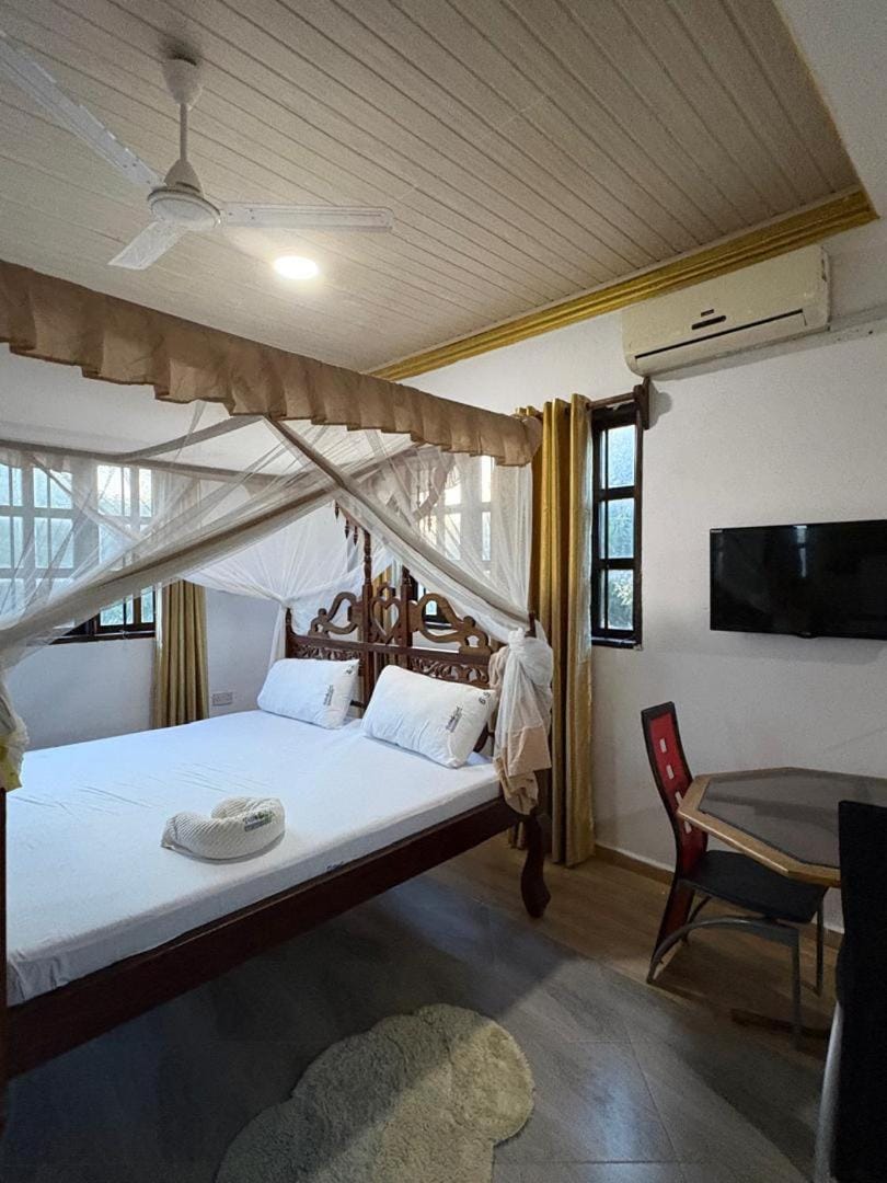 Bed, TV and multimedia, Bedroom