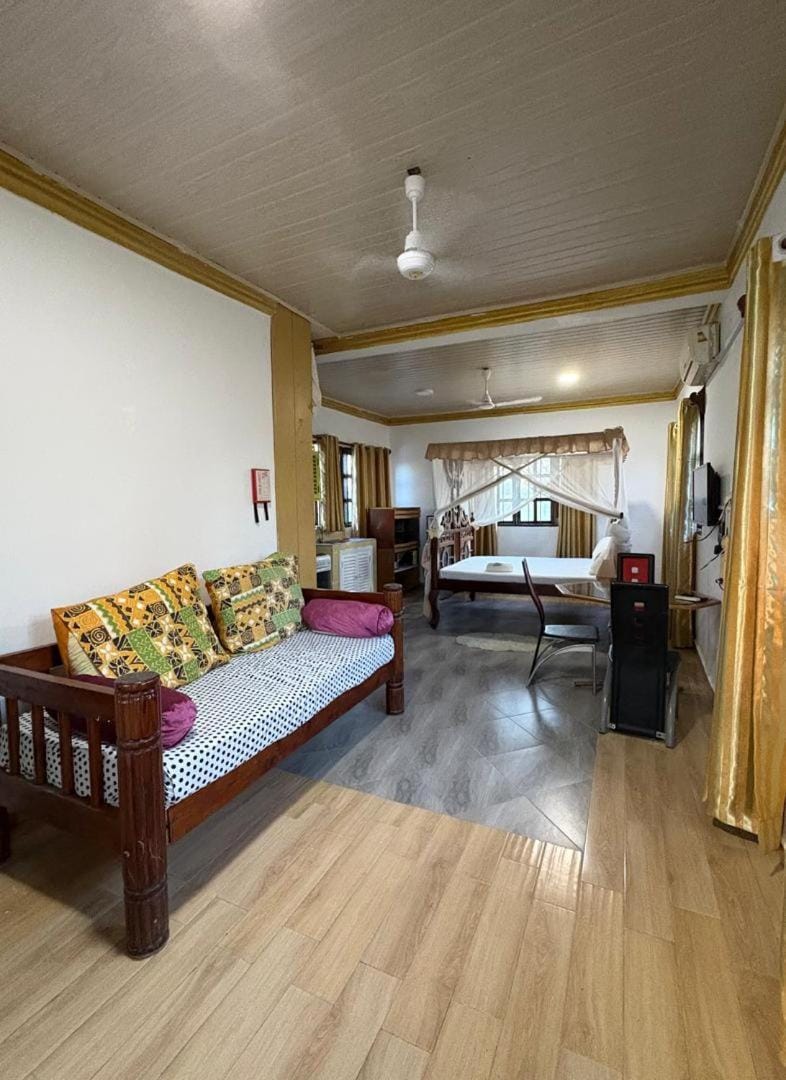 Bed, TV and multimedia, Seating area, Bedroom, wardrobe, air conditioner