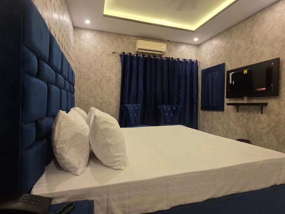Bed, TV and multimedia, Bedroom, air conditioner