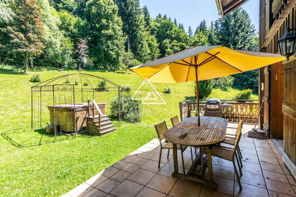Beautiful chalet sleeps 10 with hot tub Chalet in Les Gets