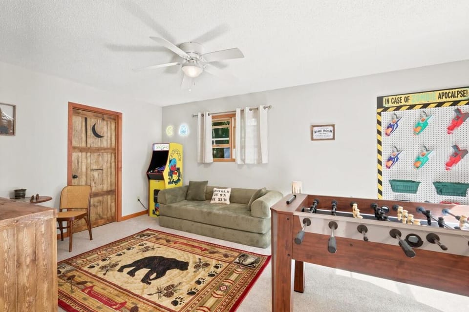 Family Adventure Cabin Paved Road Level Entry Dogs Welcome Cabin in Beech Mountain