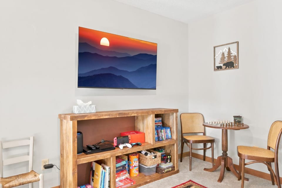 Family Adventure Cabin Paved Road Level Entry Dogs Welcome Cabin in Beech Mountain