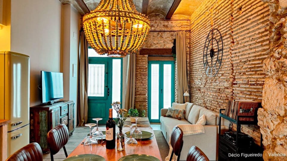 Cabañal Mediterranean Patio Apartment in Valencia