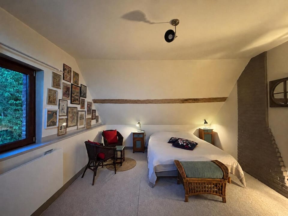 Bed, Photo of the whole room, Seating area, Bedroom