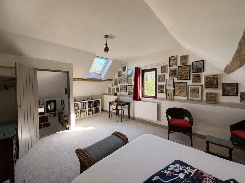 Photo of the whole room, Seating area, Bedroom