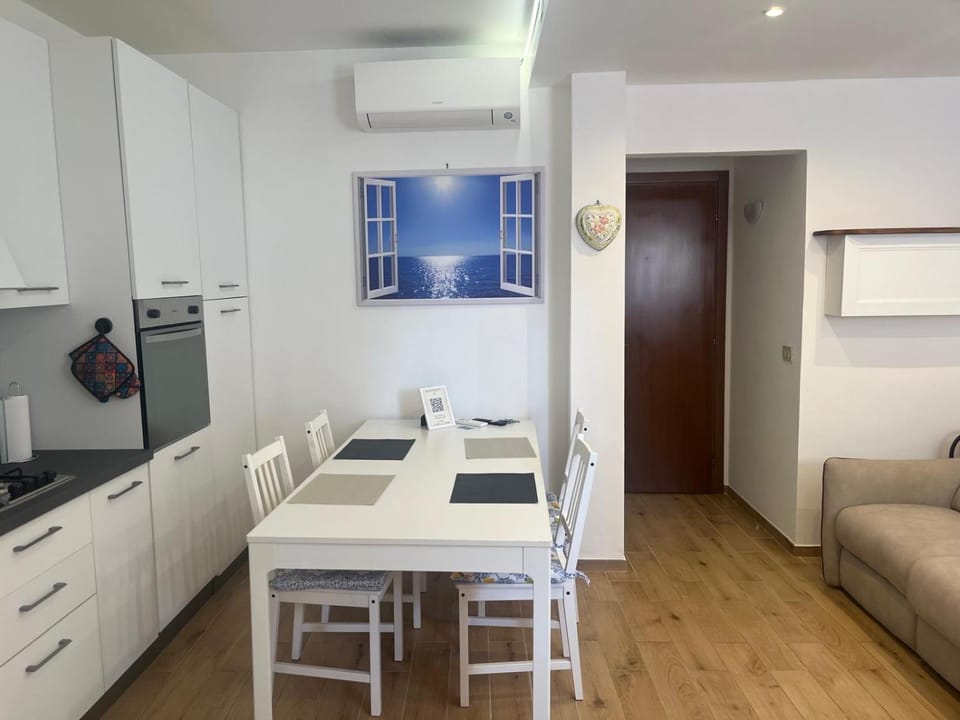 Kitchen or kitchenette, Living room, Seating area, Dining area, oven, stove