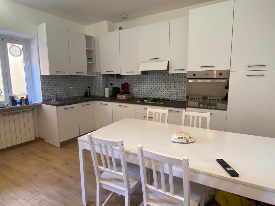 Kitchen or kitchenette, Dining area, dishwasher, stove