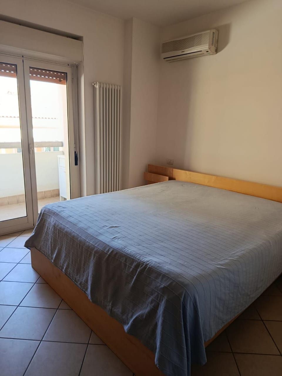 Bed, Photo of the whole room, Bedroom, air conditioner