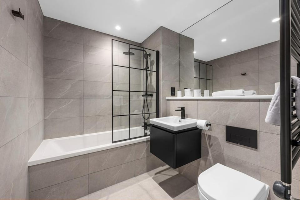 Stunning Central 2 bed by City Apartment in Salford