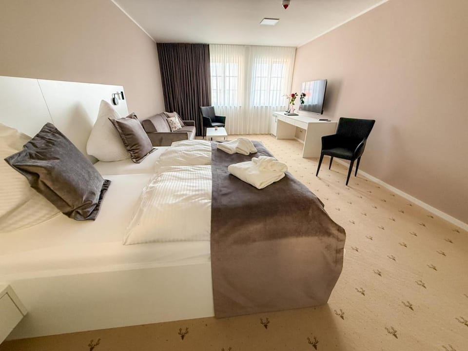 Bed, TV and multimedia, Photo of the whole room, Seating area, Bedroom