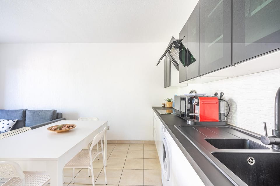 Coffee/tea facilities, Kitchen or kitchenette, Dining area, stove