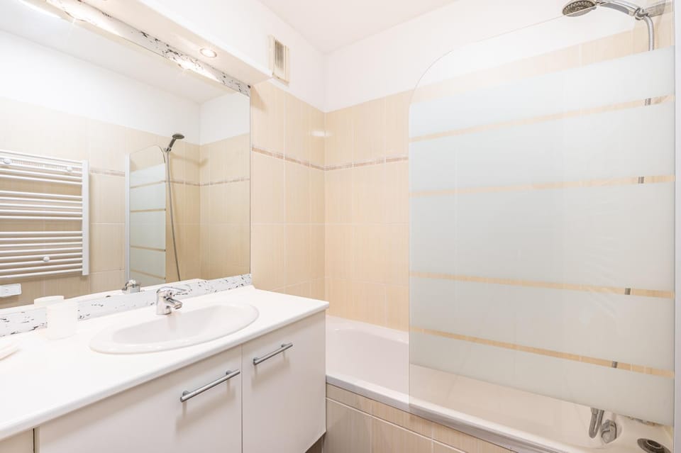 Shower, Bathroom, towels