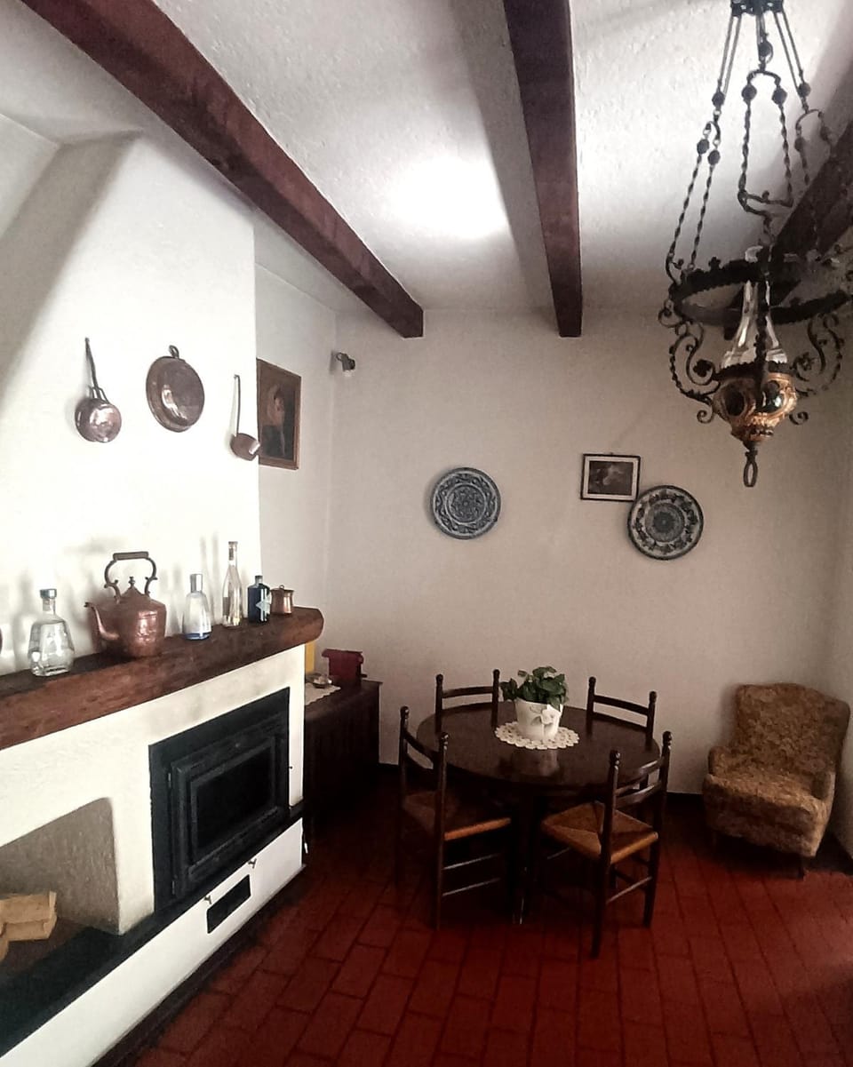 Communal lounge/ TV room, Living room, Seating area, Dining area, fireplace