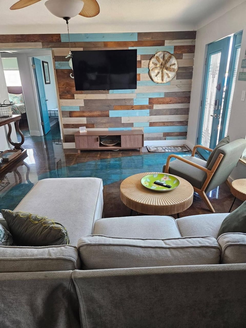 Communal lounge/ TV room, TV and multimedia, Living room, Seating area, Evening entertainment