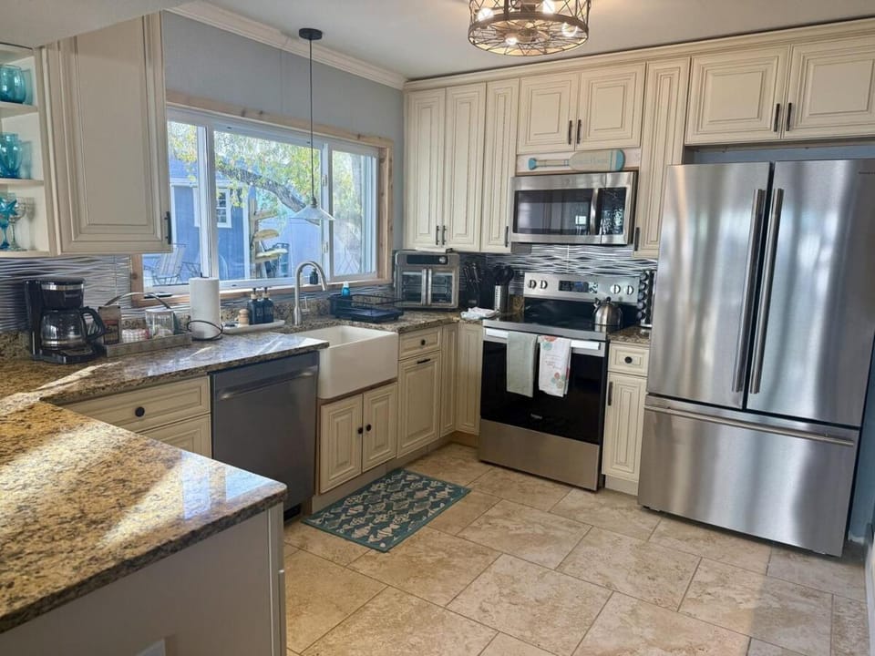 Coffee/tea facilities, Kitchen or kitchenette, dishwasher, oven, stove, toaster