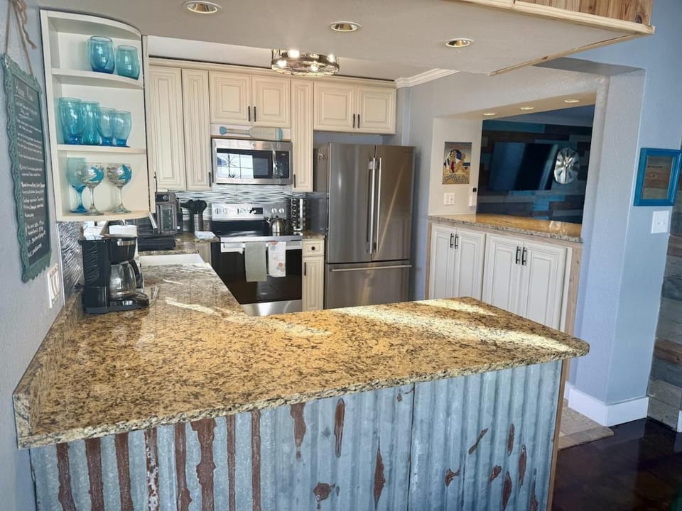 Kitchen or kitchenette, dishwasher, stove