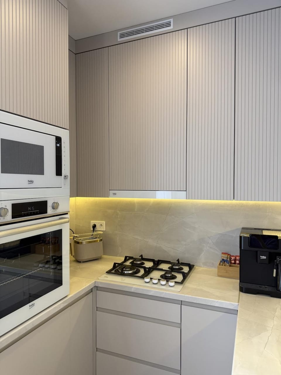 Coffee/tea facilities, Kitchen or kitchenette, oven, stove, toaster