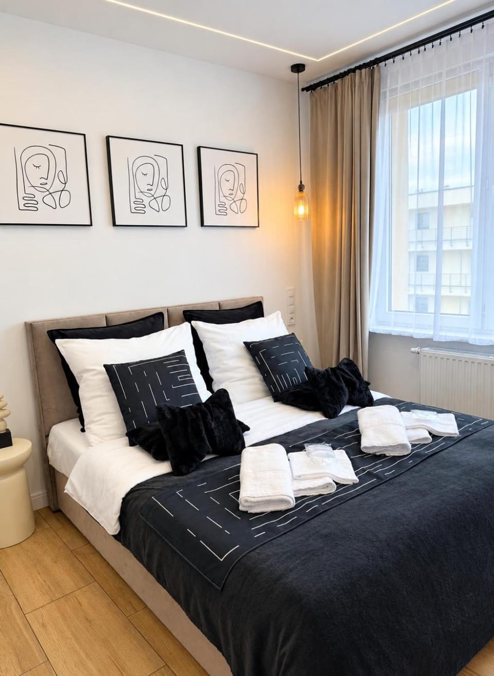 Bed, TV and multimedia, Photo of the whole room, Bedroom, towels