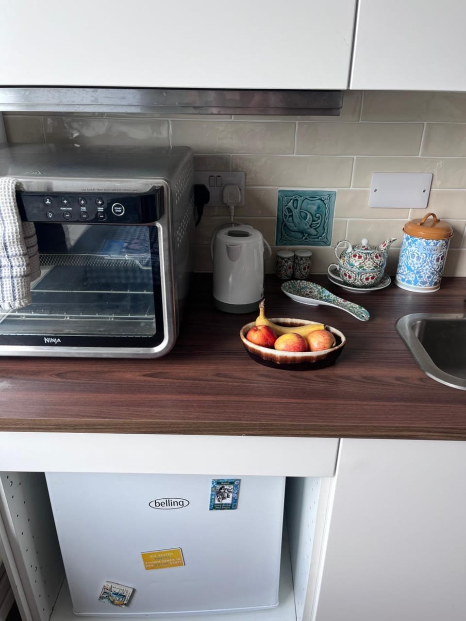 Kitchen or kitchenette, oven