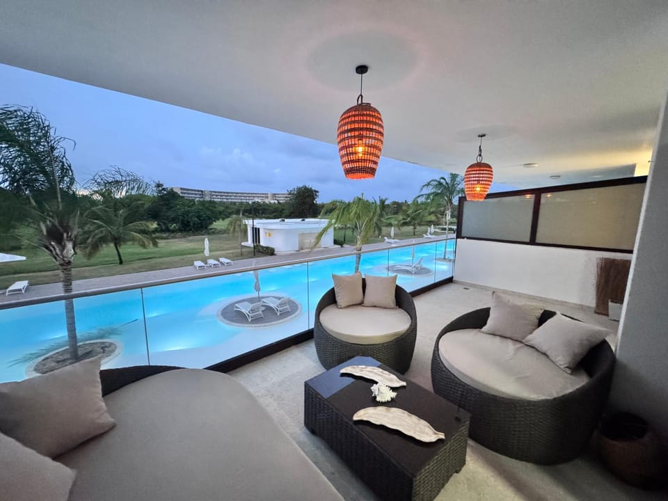 Balcony/Terrace, Seating area, Pool view