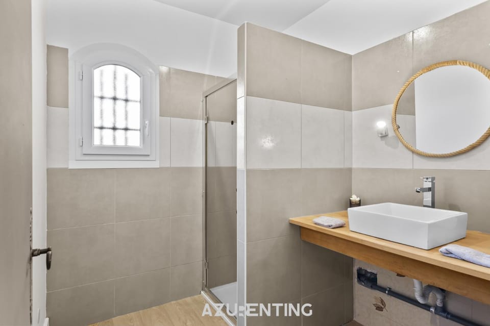 Shower, Bathroom, hair dryier