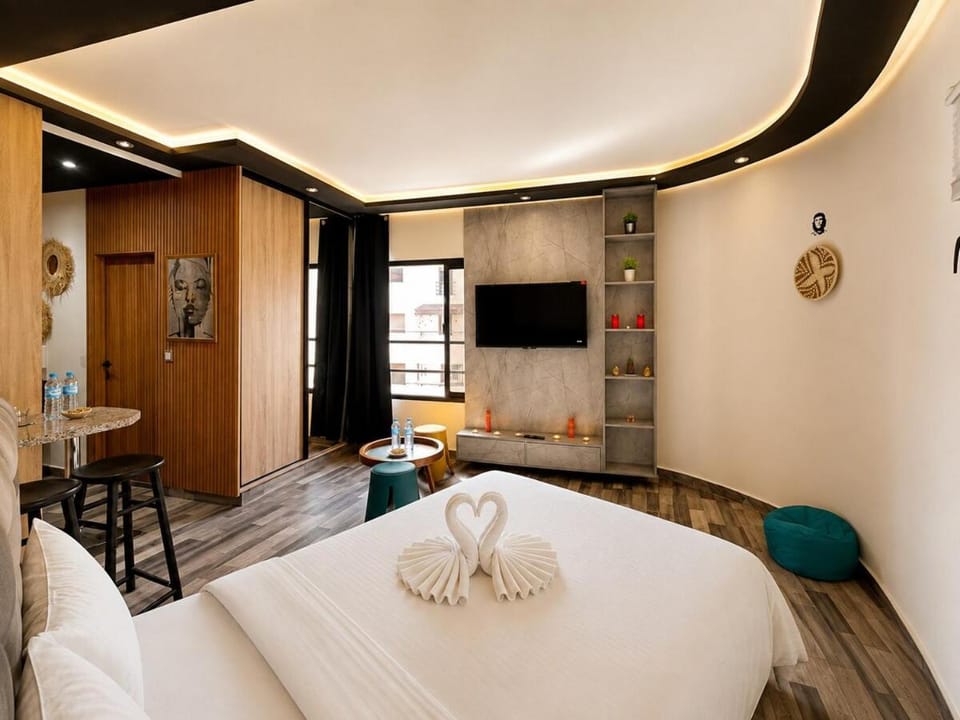 Bed, Bedroom, towels