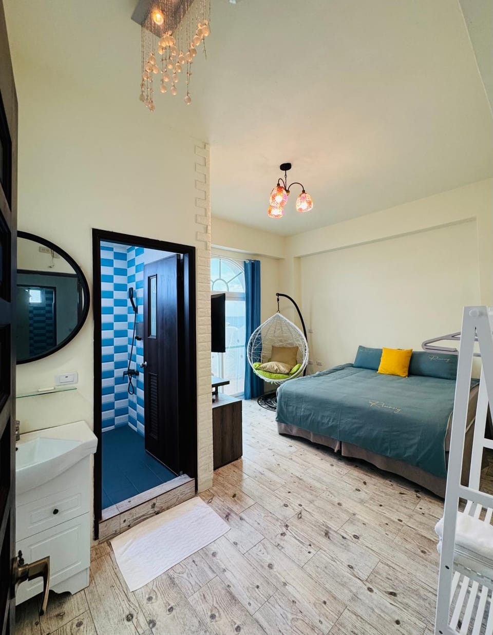 Bed, Living room, Photo of the whole room, Bedroom