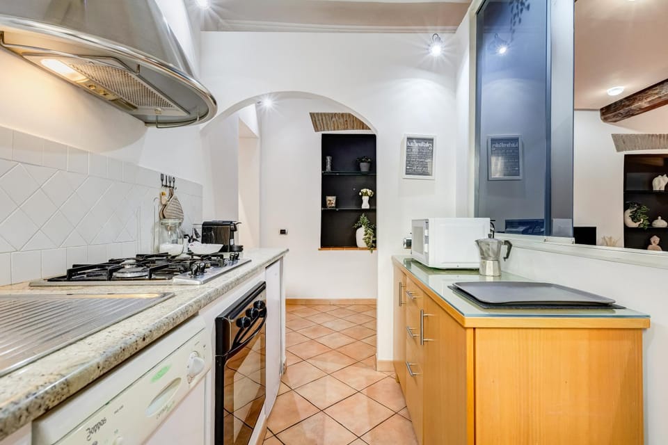 Terracotta & Wooden Beams Style in Historic Center of Rome Apartment in Rome