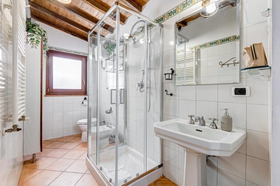 Terracotta & Wooden Beams Style in Historic Center of Rome Apartment in Rome