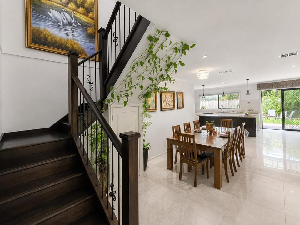 Big Family Home 5 Beds, Parking & Workspace House in Truganina