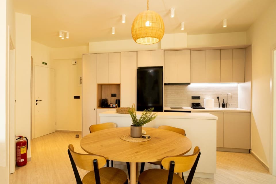 Dining area, kitchen