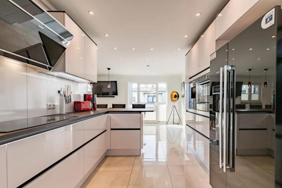Kitchen or kitchenette, dishwasher, stove, toaster