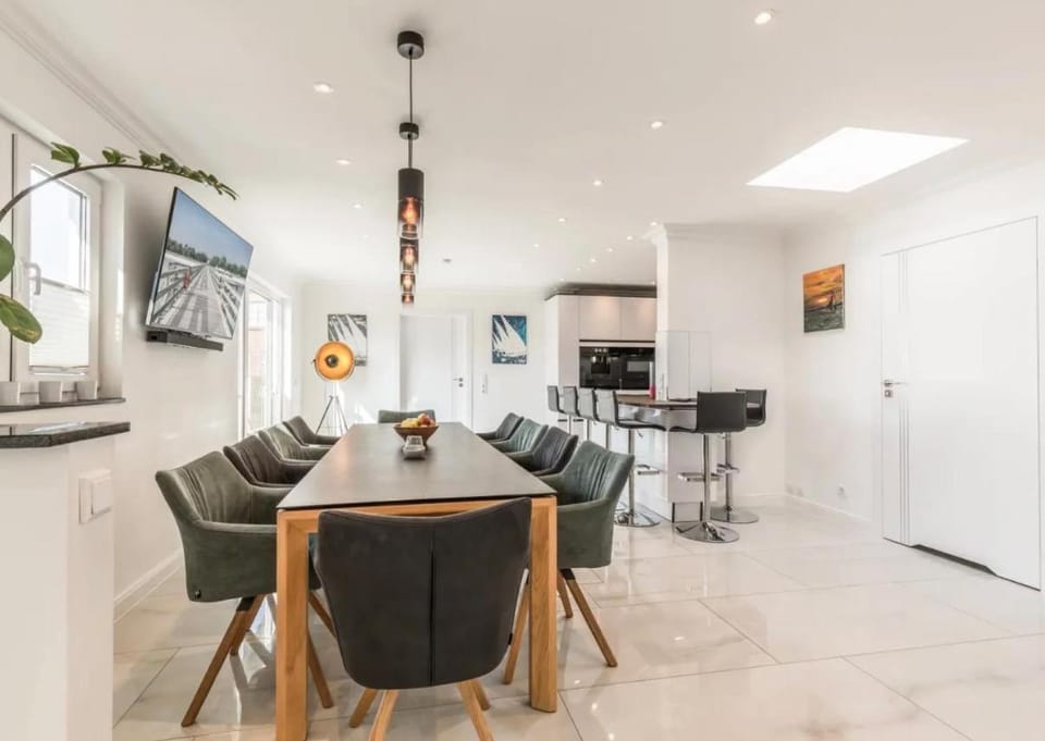 TV and multimedia, Seating area, Dining area