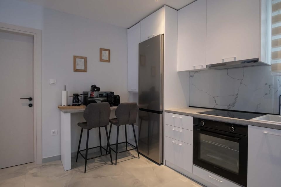 Kitchen or kitchenette, Dining area, oven, stove