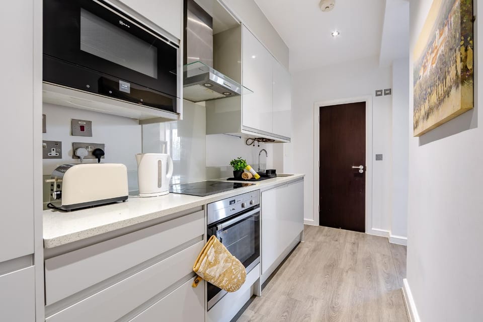 Coffee/tea facilities, Kitchen or kitchenette, oven, stove, toaster