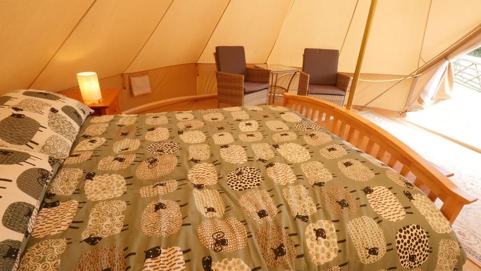 Bed, Seating area