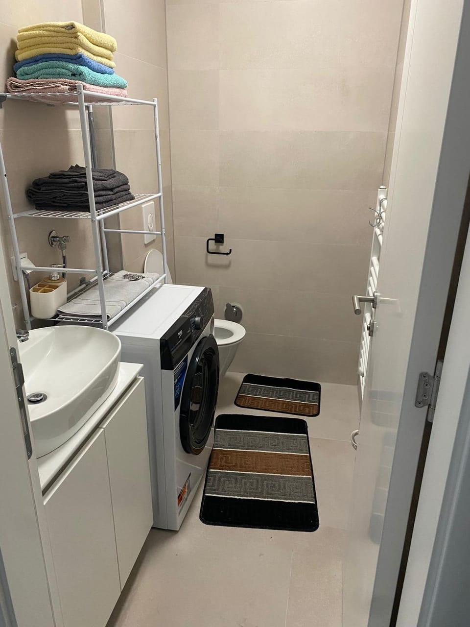 Toilet, towels