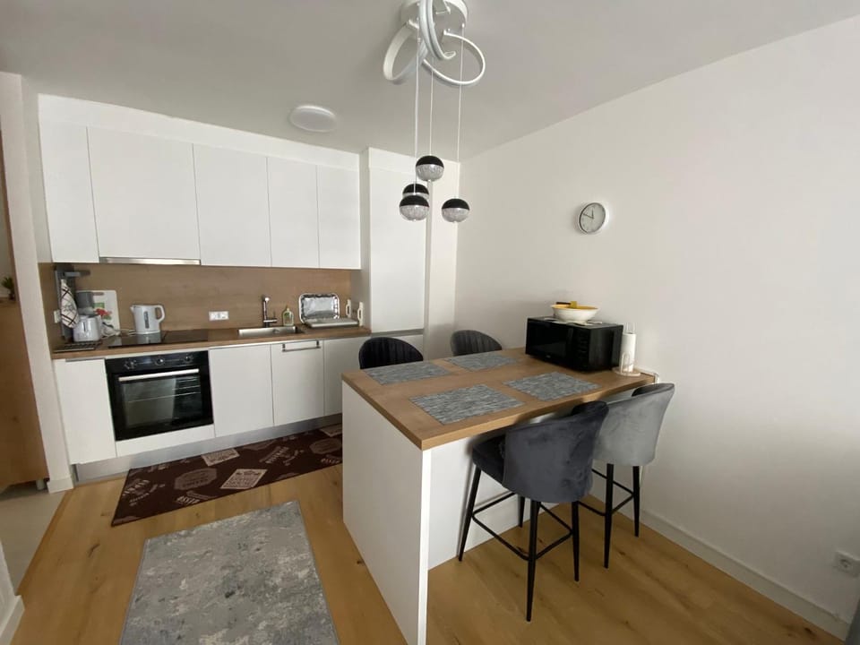 Coffee/tea facilities, Kitchen or kitchenette, Dining area, oven, stove, toaster