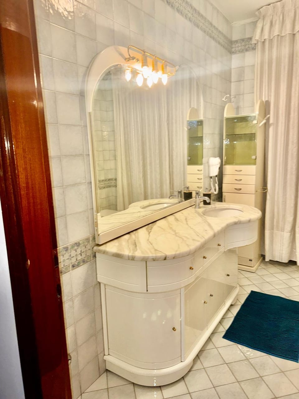 Bathroom, towels
