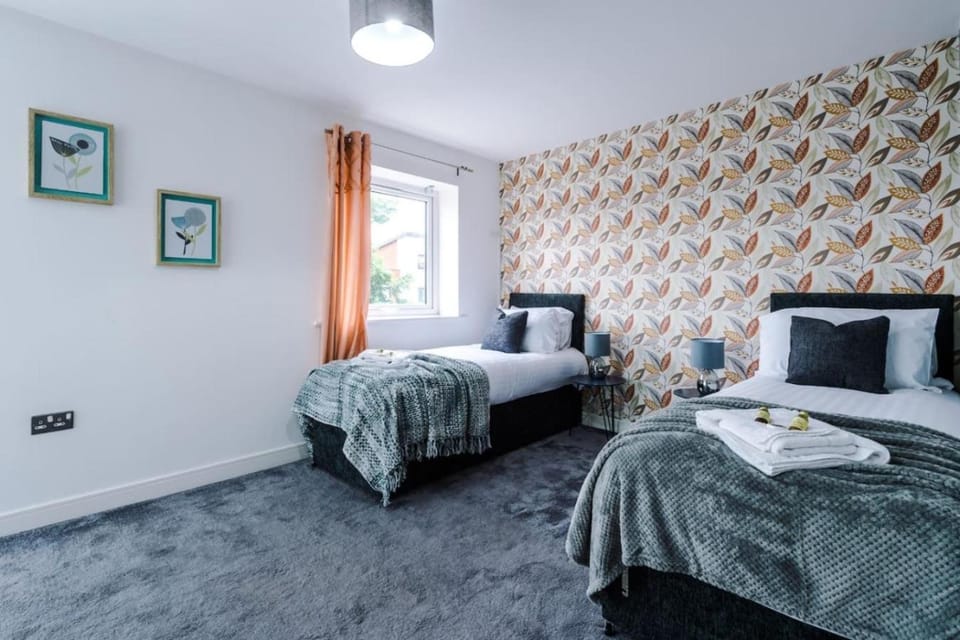 Huge 4BR 2BT Home - Pool Table - Etihad - COOP House in Manchester