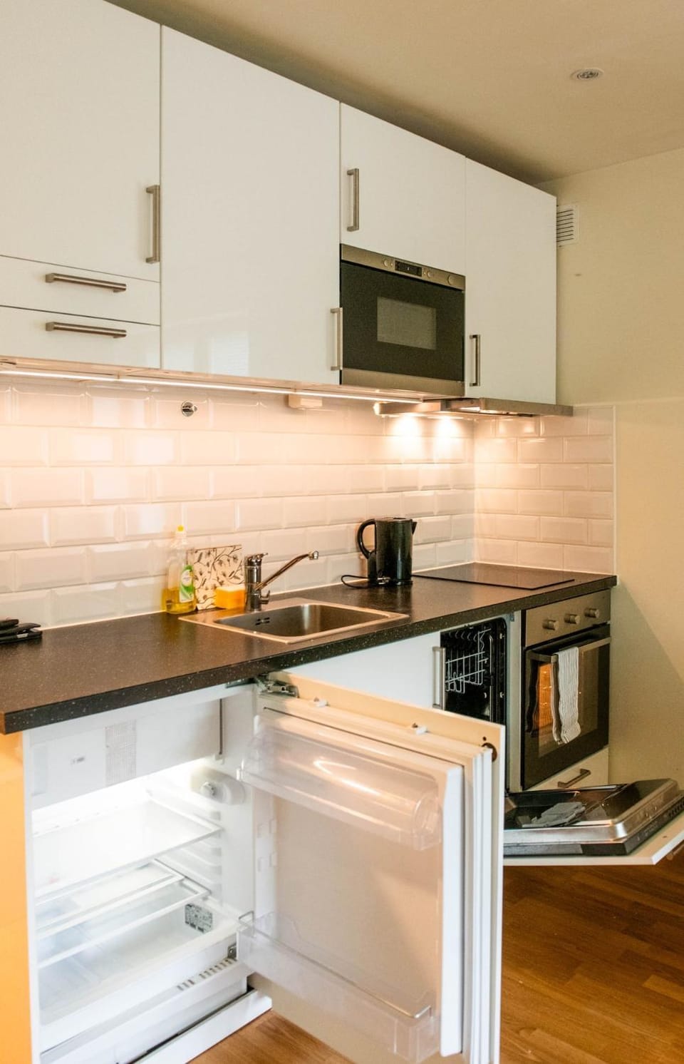 Coffee/tea facilities, Kitchen or kitchenette, dishwasher, oven, stove, toaster
