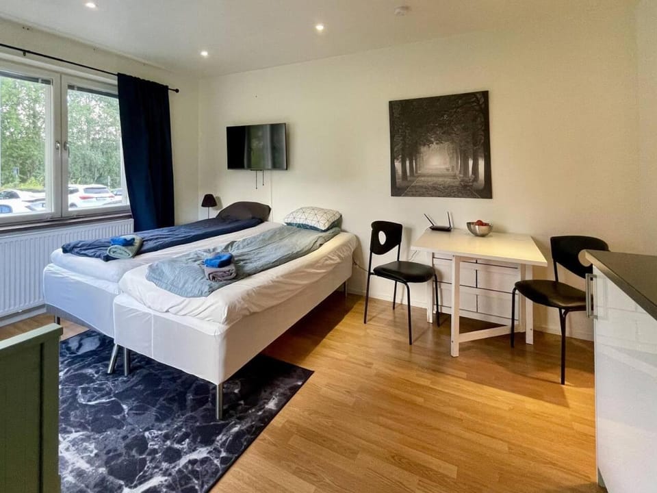 Bed, TV and multimedia, Photo of the whole room, Dining area, Garden view