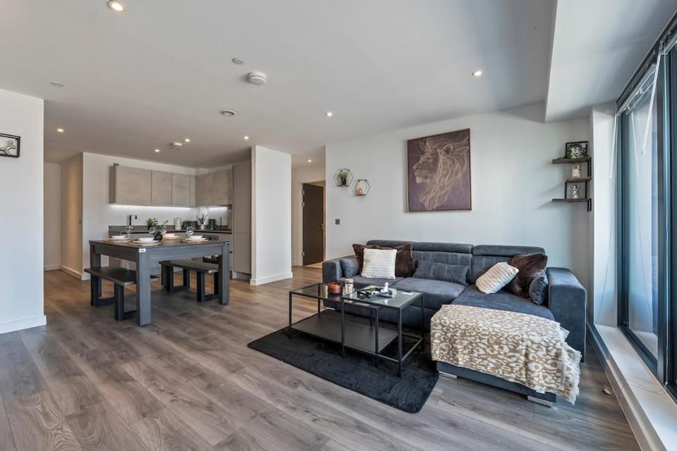 Central Slough APT Balcony Sleeps 6 Pool Apartment in Slough